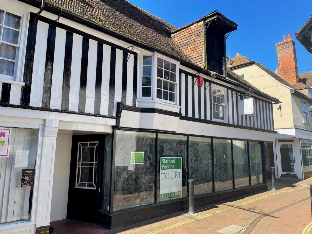 Lot: 120 - TOWN CENTRE PREMISES IN PROMINENT LOCATION - 